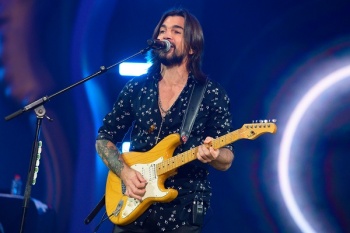 Juanes y su ‘camisa negra’ ponen a bailar a miles de personas en el parque Santa Catalina