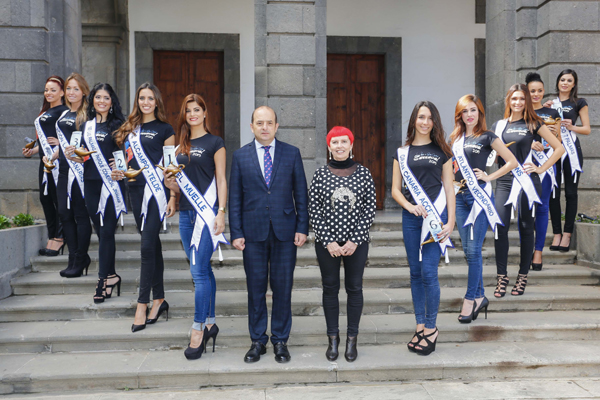 El Alcalde recibe a las diez candidatas que aspiran al título de Reina del Carnaval de LPGC de Las mil y una noches 2015