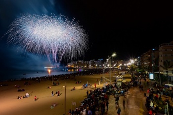 El desfile infantil y el entierro de la sardina despiden el Carnaval de los cuentos con 41.000 personas en la calle