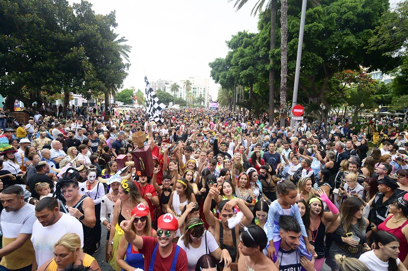 El Carnaval más excepcional saca a la calle a más de cien mil mascaritas en verano
