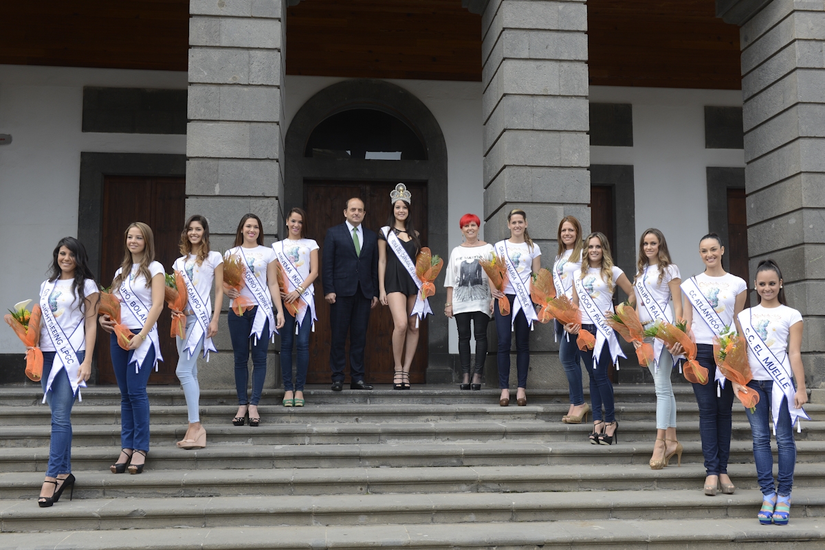 El Alcalde recibe a las once candidatas a Reina del Carnaval del Mundo de la Fantasía