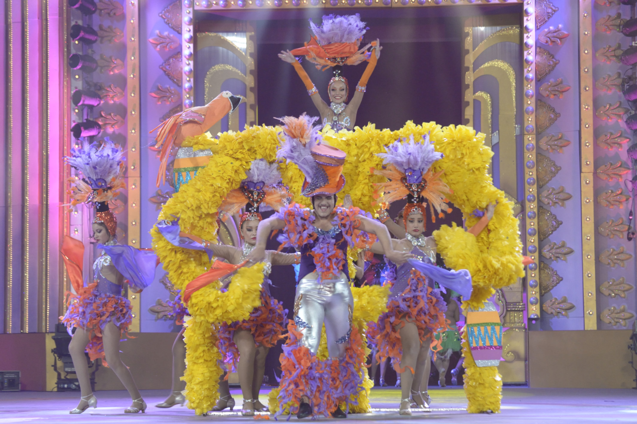 Los pequeños componentes de Cubatao primeros ganadores del Carnaval de Los locos años 20