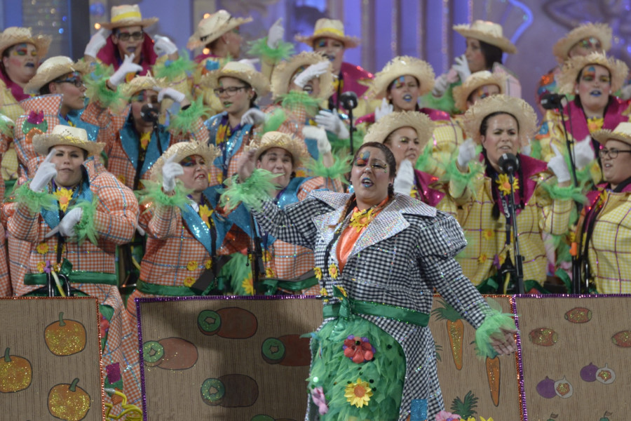 La murga Crazy Trotas gana el premio al Mejor Vestuario 