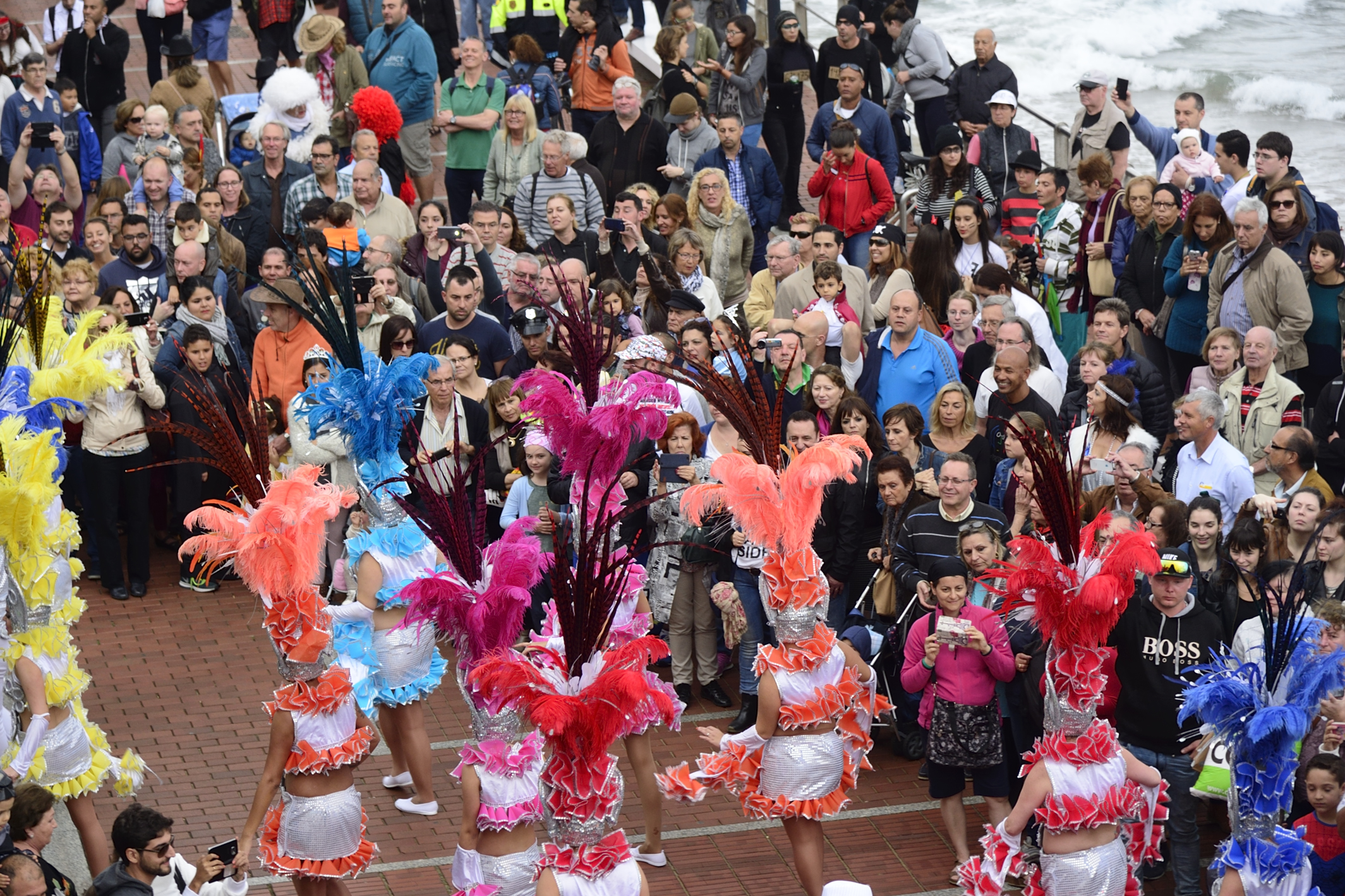 Cerca de 10.000 ciudadanos y turistas asisten en Las Canteras el pasacalle más playero del Carnaval   