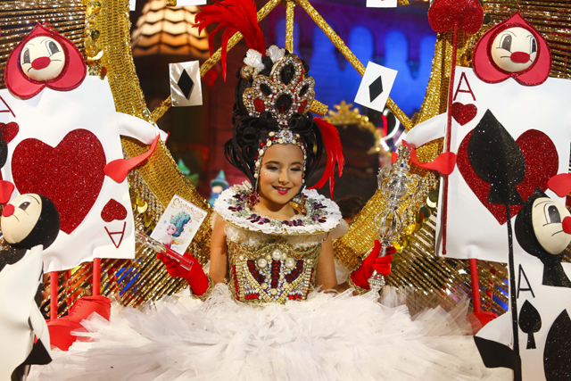 Yaneisy Bernet con la fantasía ¿Quién osa tocar en las puertas de tu palacito? es proclamada Reina Infantil del Carnaval 2014