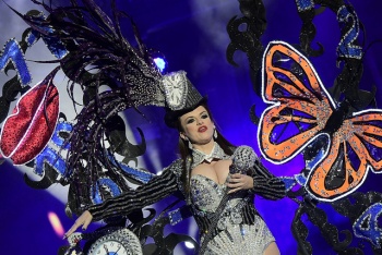 Ana Pilar Suárez en la categoría individual y Amanecer Rociero en la de grupos, ganadores del concurso de disfraces del Carnaval 2018 