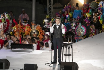 Un pregón cargado de humor y sentimiento abre el Carnaval de la ciudad ante una abarrotada Plaza Santa Ana