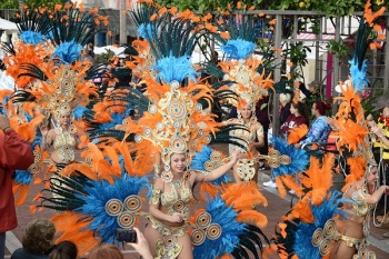 Triana celebra su primer Carnaval de día con comparsas, murgas y animación infantil