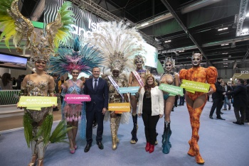 Fitur se rinde ante la troupe del Carnaval