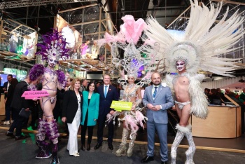 La reina del Carnaval, el Drag Queen y el primer finalista, llamativos protagonistas de la inauguración de FITUR