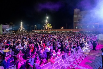 El público responde con fuerza en las primeras noches de Carnaval en el entorno de la plaza de la Música