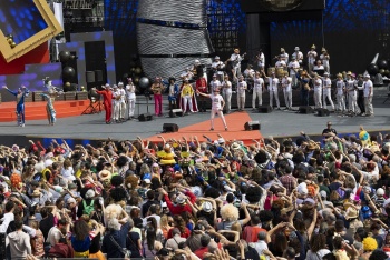 28.000 personas celebran la mañana del día grande de «Studio 54», el Martes de Carnaval   