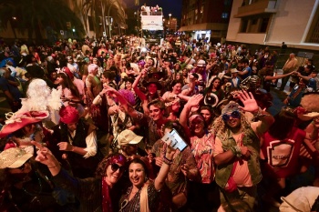 120.000 personas abren las puertas de la discoteca de «Studio 54» a las calles de la ciudad en la Gran Cabalgata